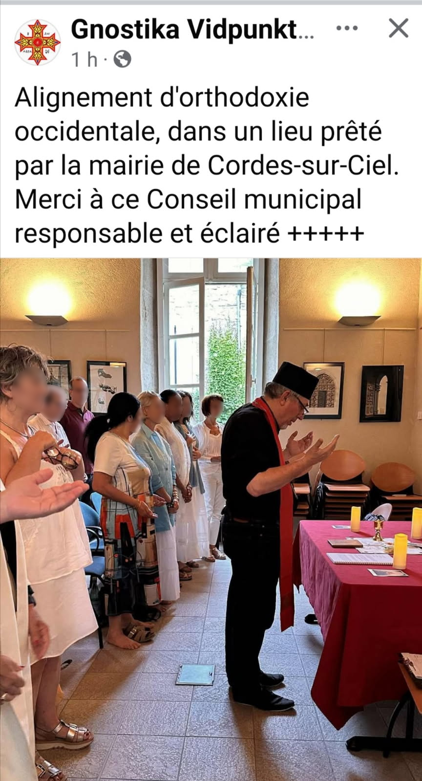 Paul Sanda célébrant la Messe, à Cordes-sur-Ciel